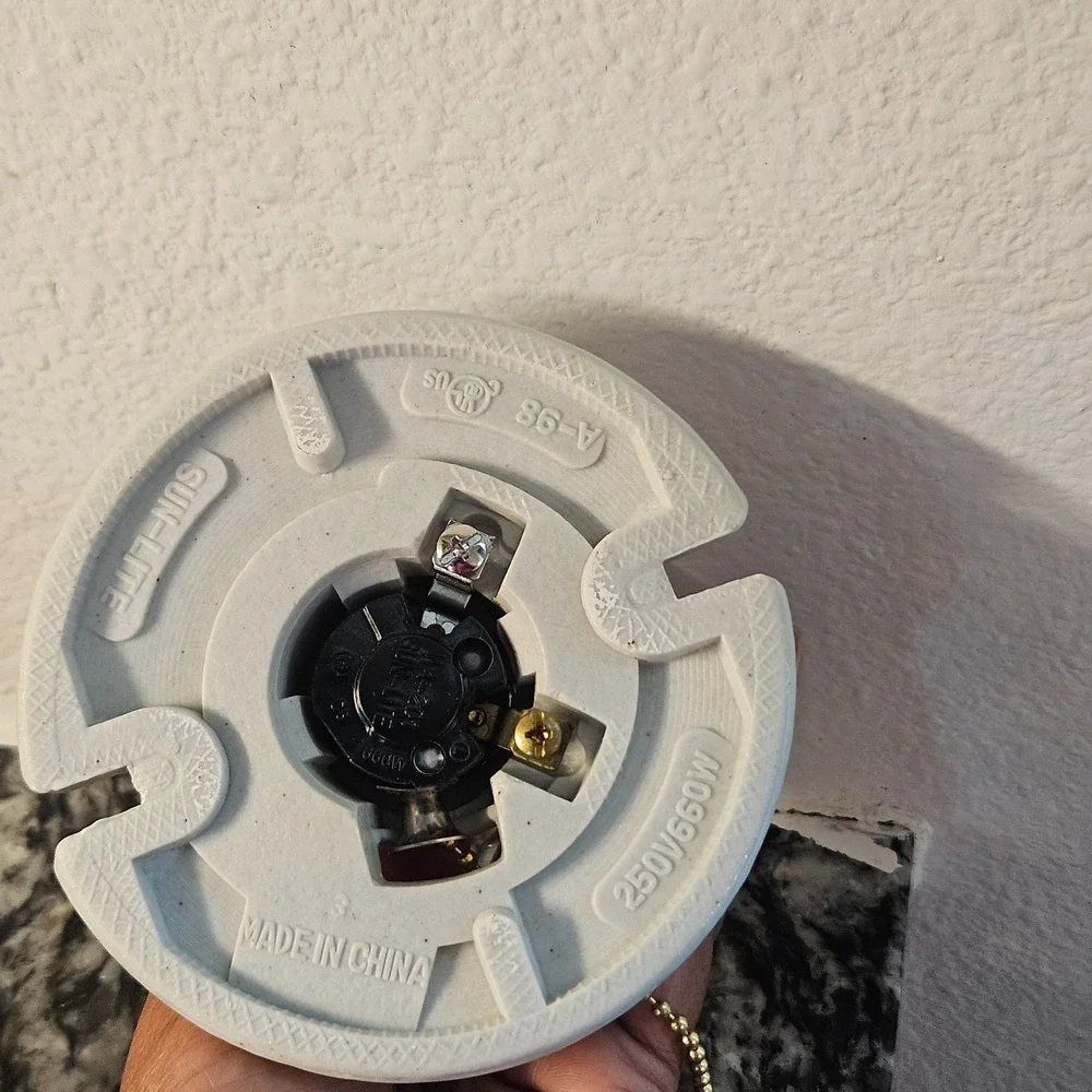 GE Medium Base Porcelain Lampholder‎ with Pull Chain Model 18303